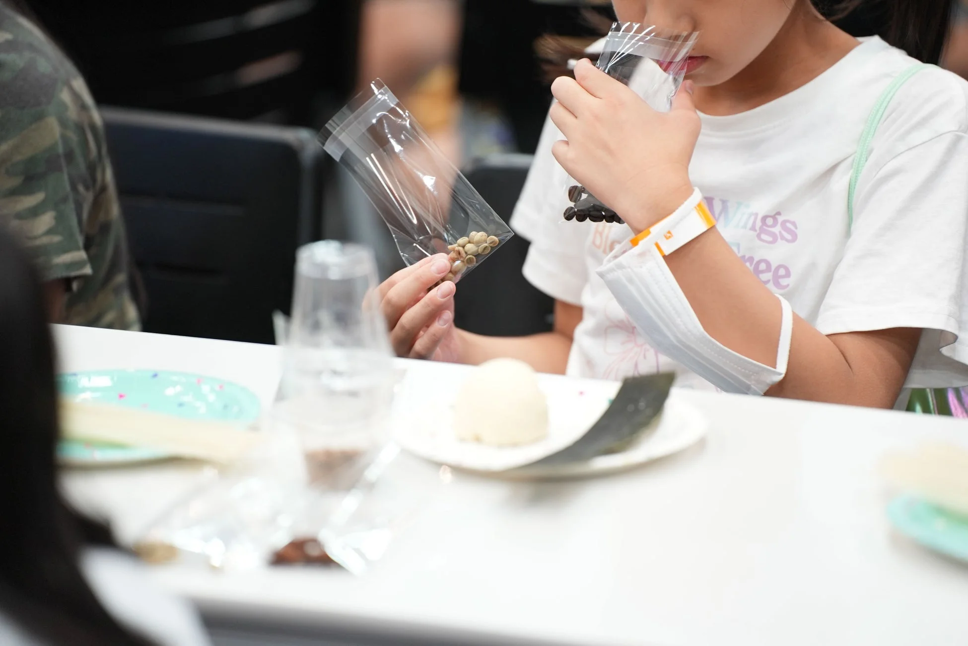 コーヒー豆の香りを嗅ぐ子ども