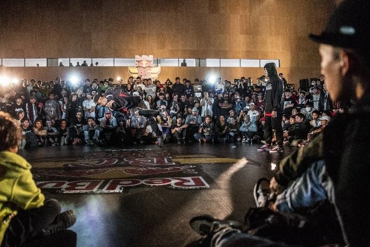 ブレイクダンスの大会「Red Bull BC One」でダンサーが技を披露