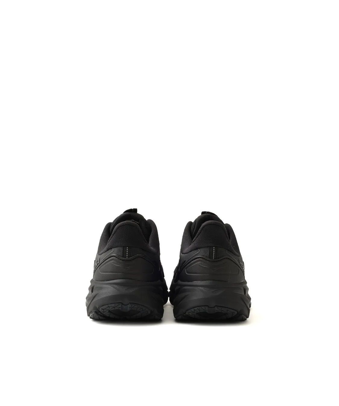 黒いHOKA CLIFTON UTLスニーカーの後ろ姿