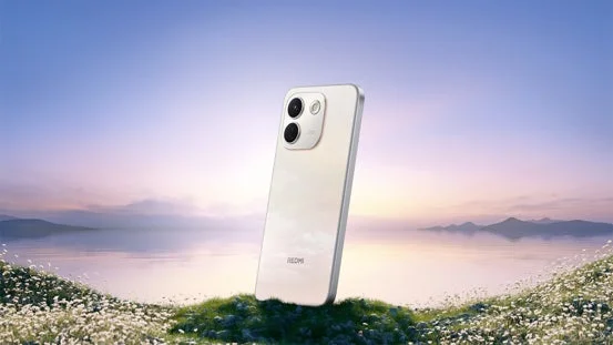 REDMIスマートフォンが草花に囲まれて立っている様子