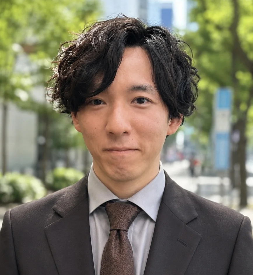 茶色のスーツとネクタイを着用したアジア系の男性のポートレート