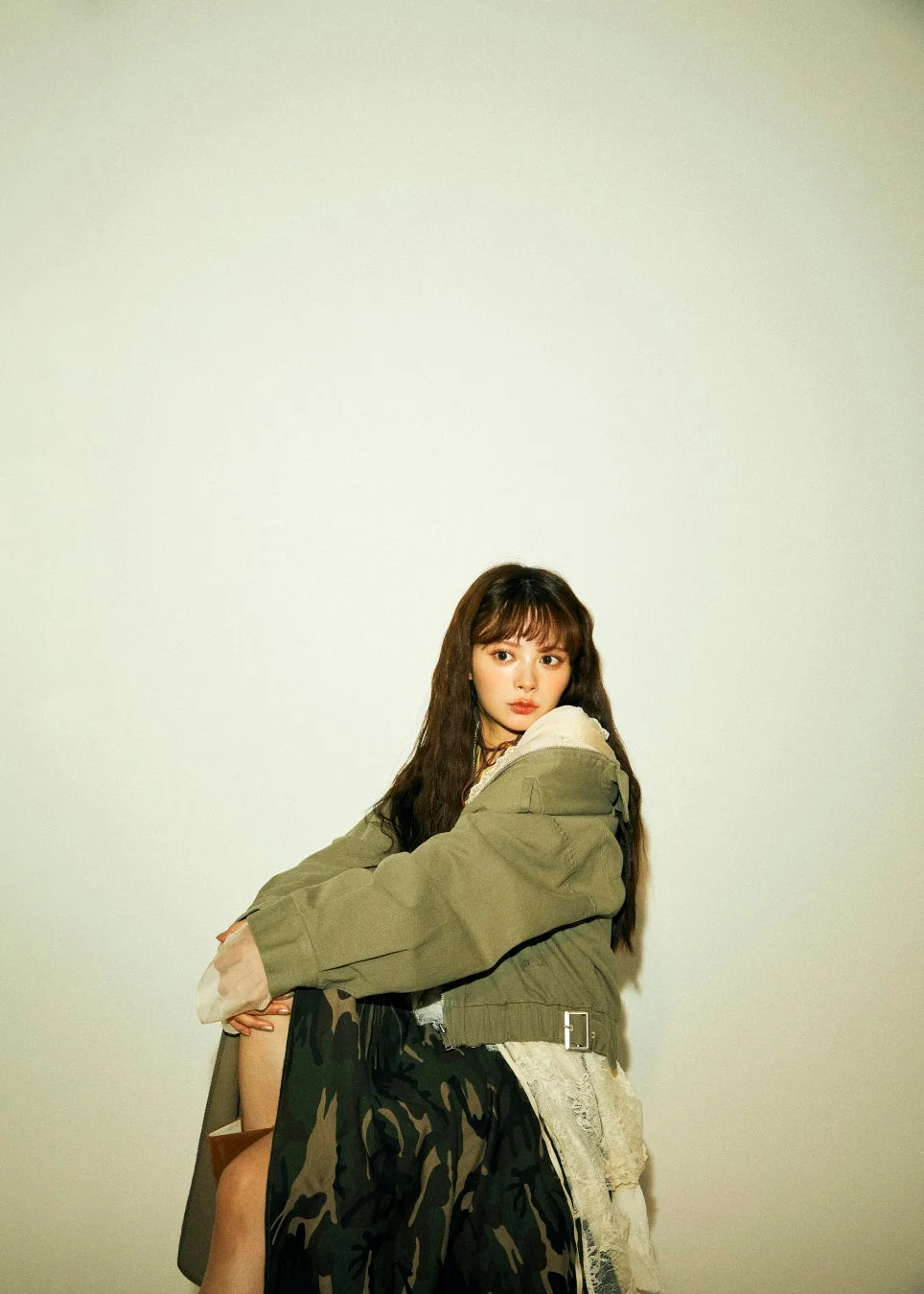 座ってポーズをとるAKB48伊藤百花さん