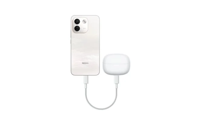 REDMIスマートフォンがイヤホンを充電している様子