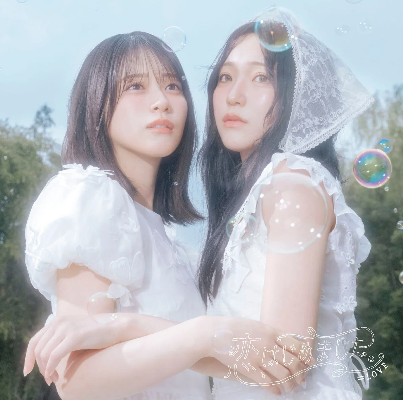 白いドレスを着た女性二人組がシャボン玉の中で寄り添う写真