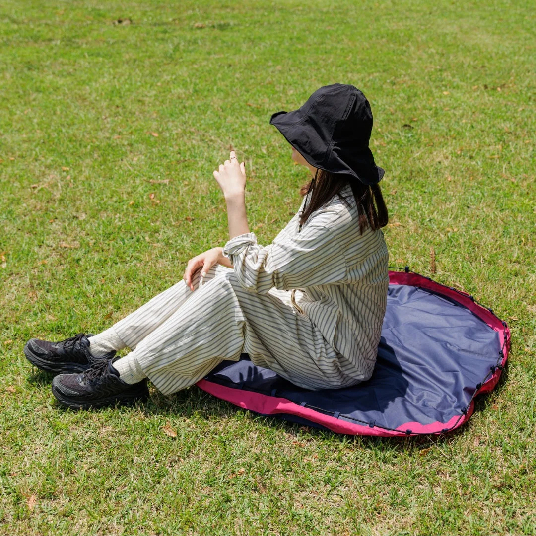 izatokiをシートにして座る女性