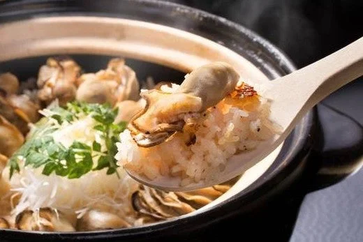 湯気が立ち上る牡蠣の炊き込みご飯
