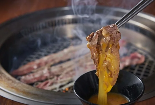 焼肉を卵にディップ