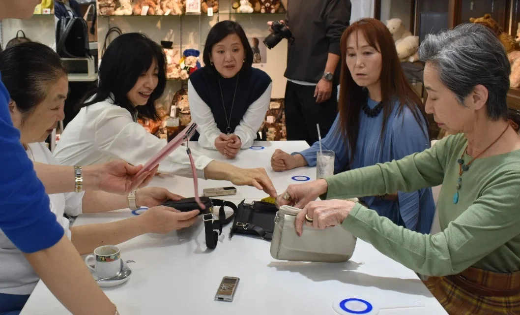 カフェで談笑する女性グループ