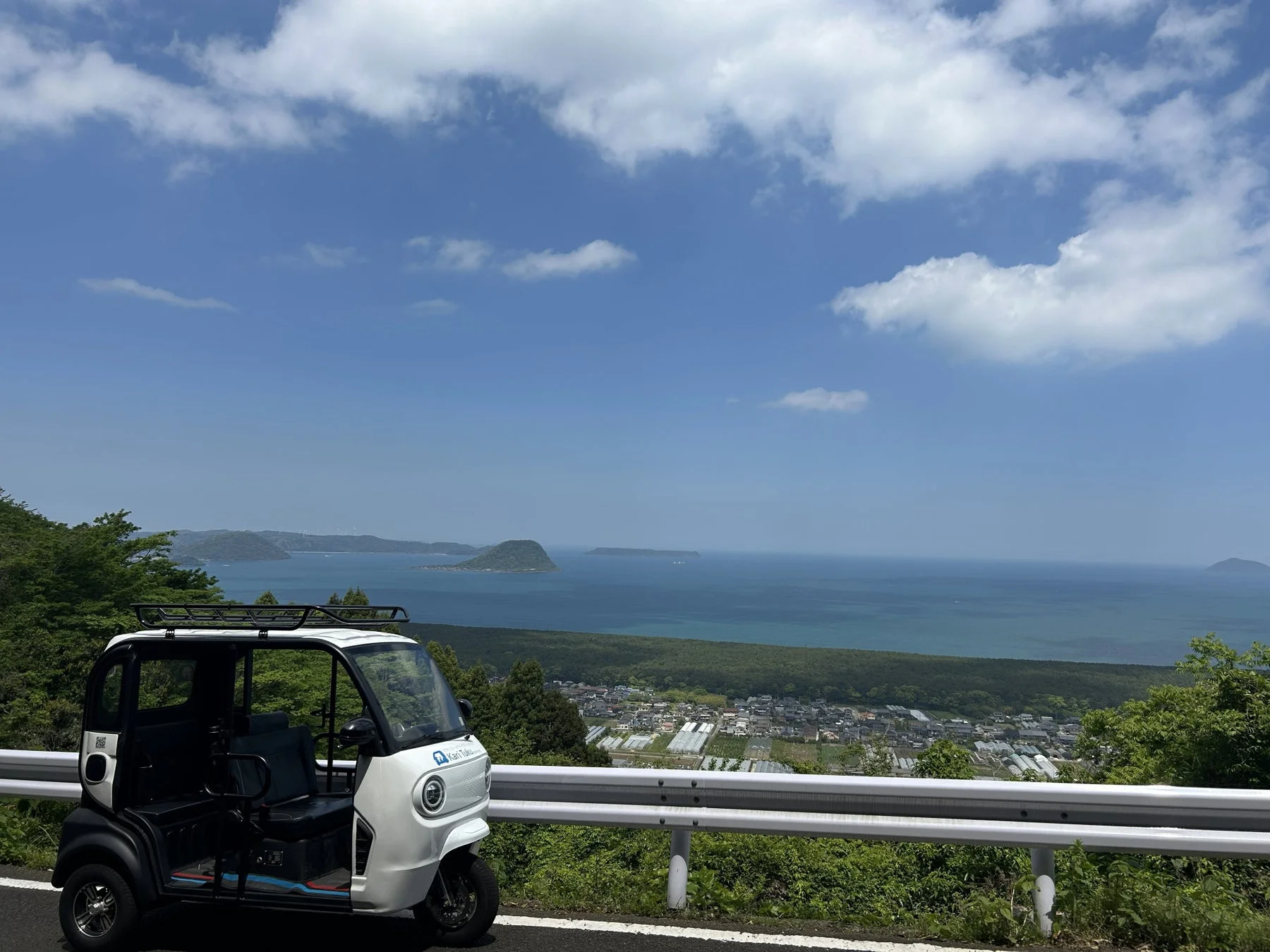 Kari Tukuで海沿いをドライブする様子
