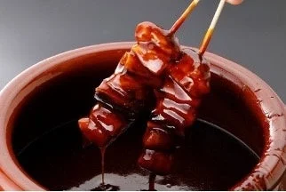 焼き鳥、串焼き、タレ、和食、鶏肉、料理、食べ物、食欲をそそる、居酒屋