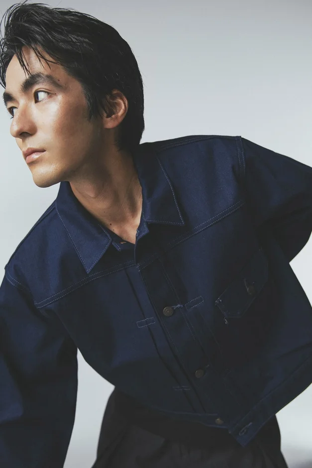 男性モデルがデニムジャケットを着用