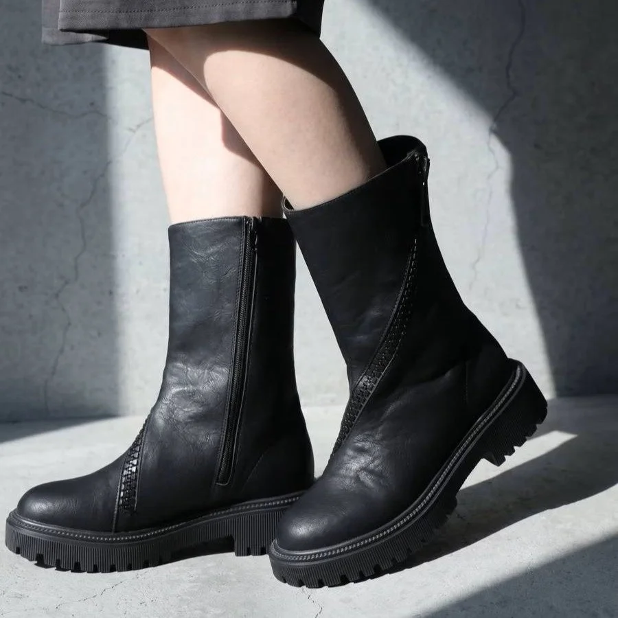 黒い厚底ショートブーツを履いた足元