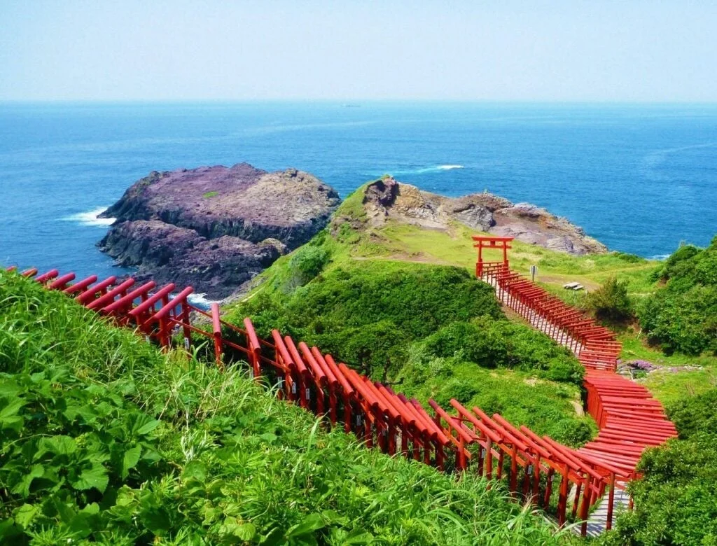日本海に続く赤い鳥居が連なる元乃隅神社