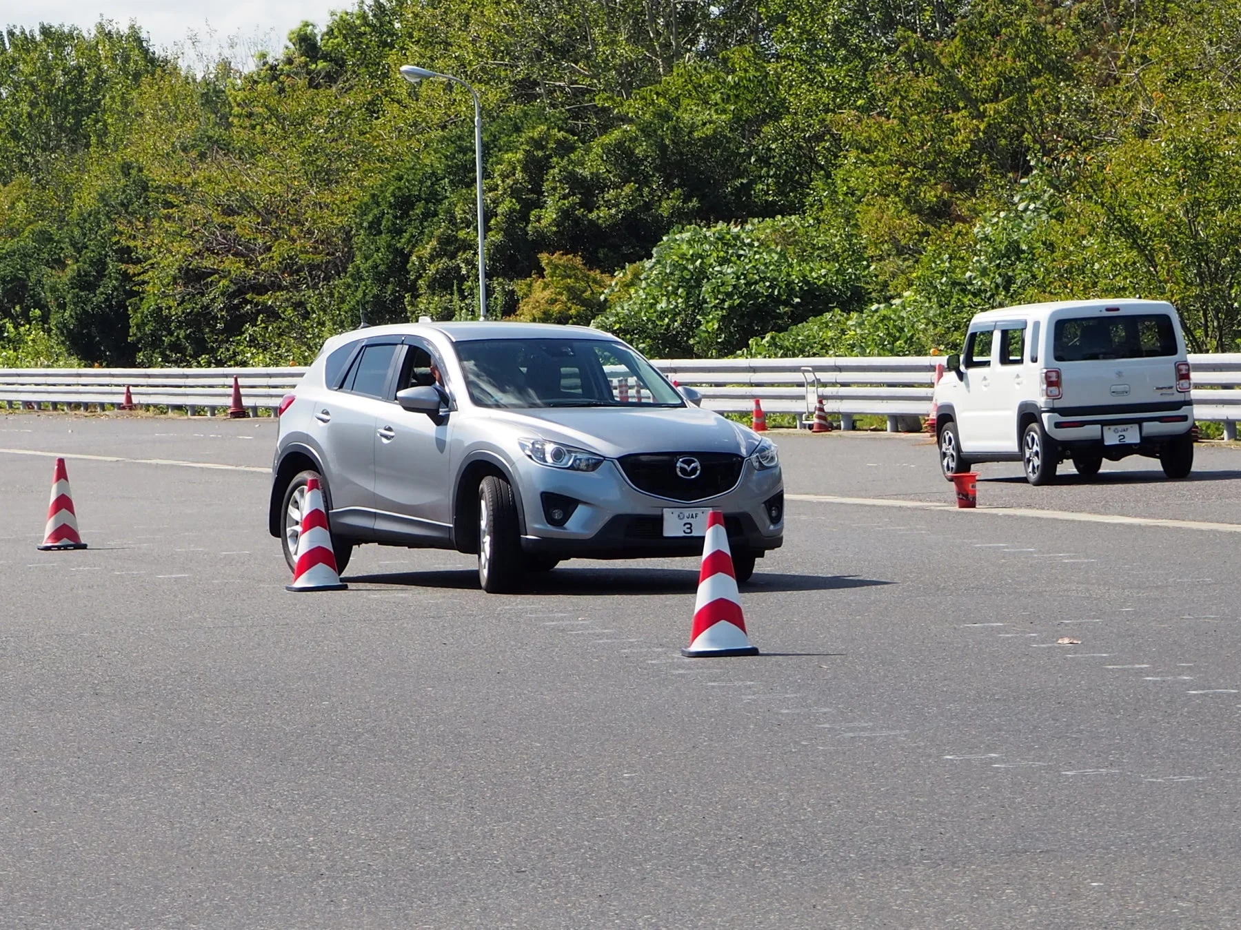 スラローム走行をするSUV