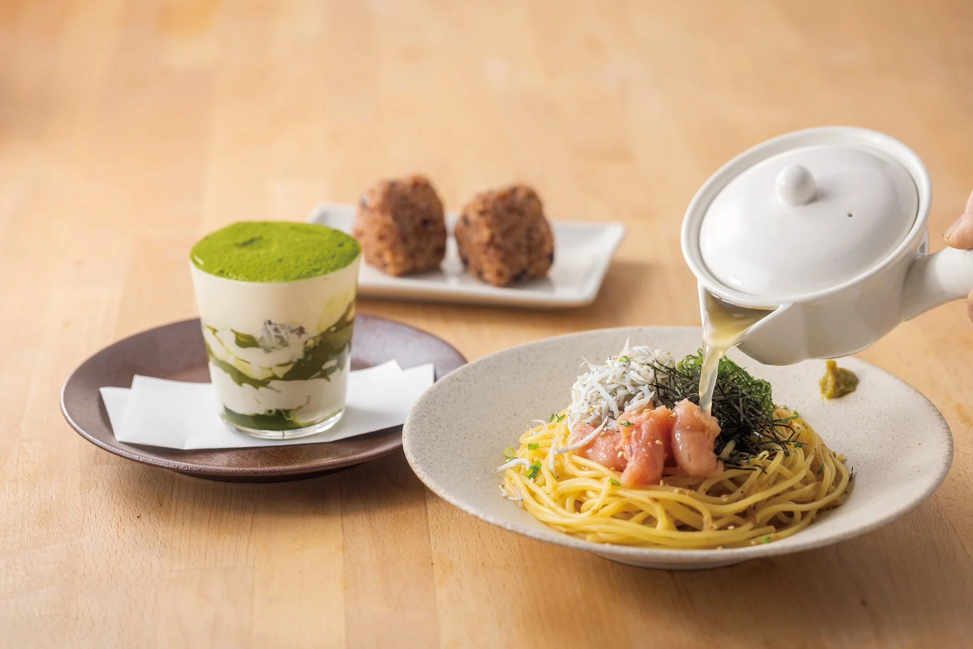 和風の麺料理と抹茶スイーツが並ぶ食卓の様子