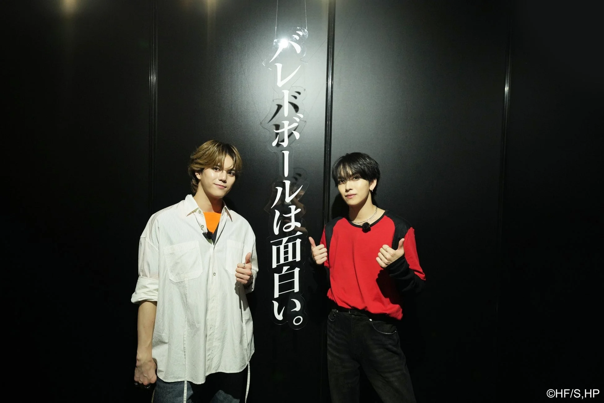 囲み取材に応じるMAZZELのお二人