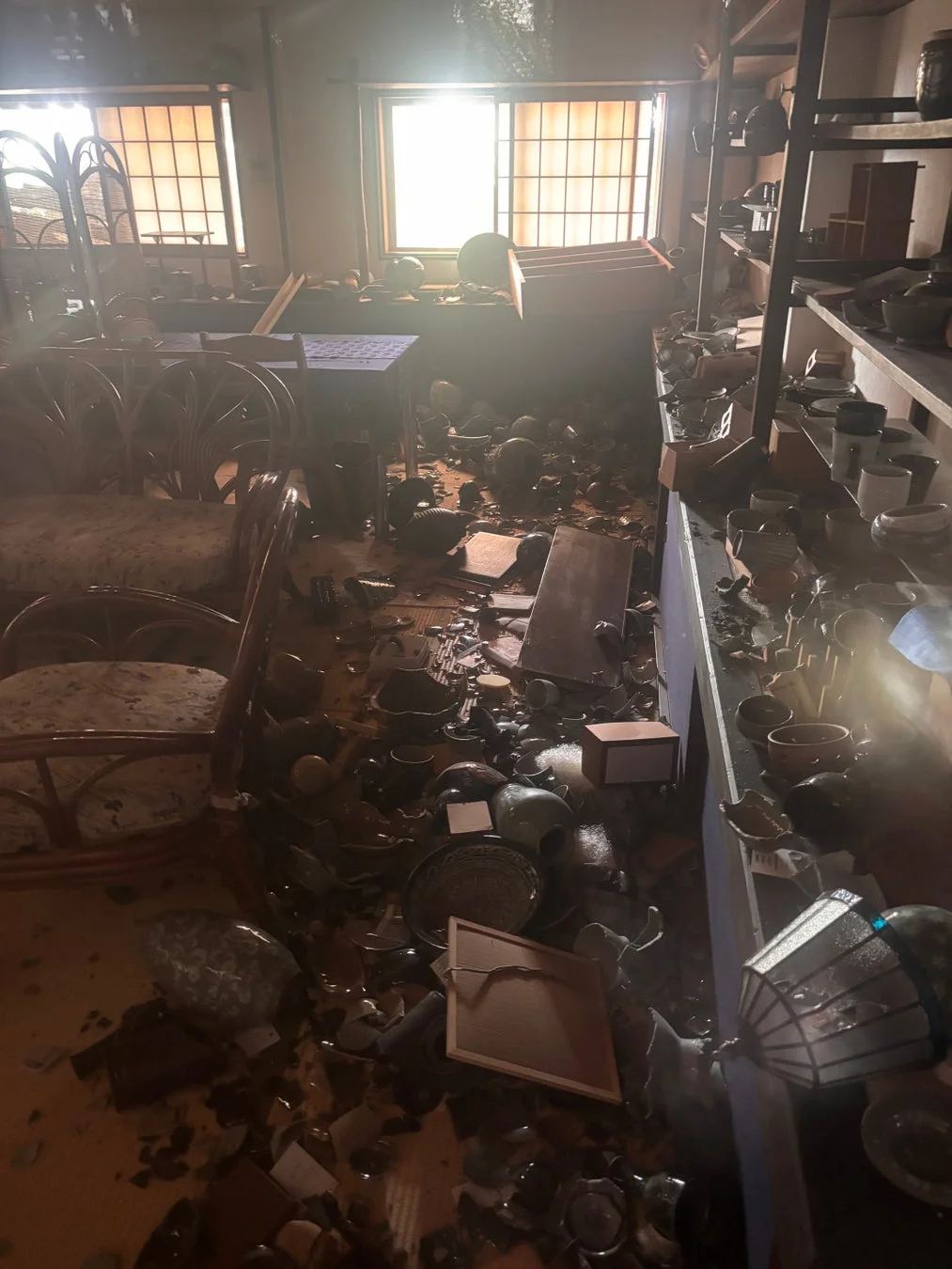 地震で散乱し破損した陶器の部屋の様子