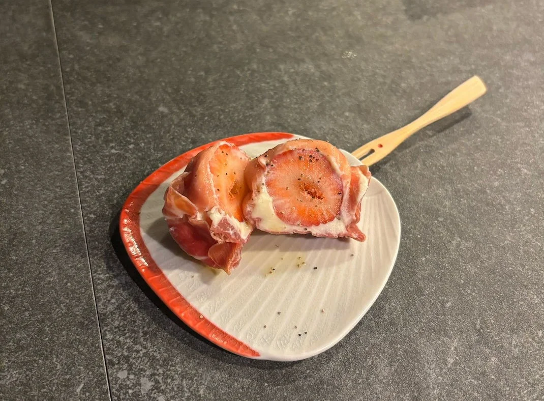 生ハムとクリームチーズで包まれたいちごのオードブル