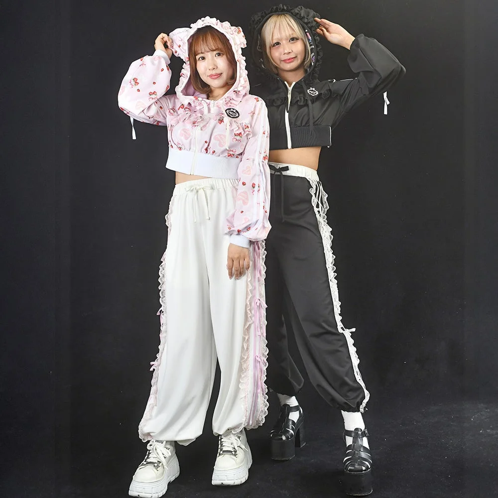 ショートパーカーとワイドシルエットパンツのロリィタファッション