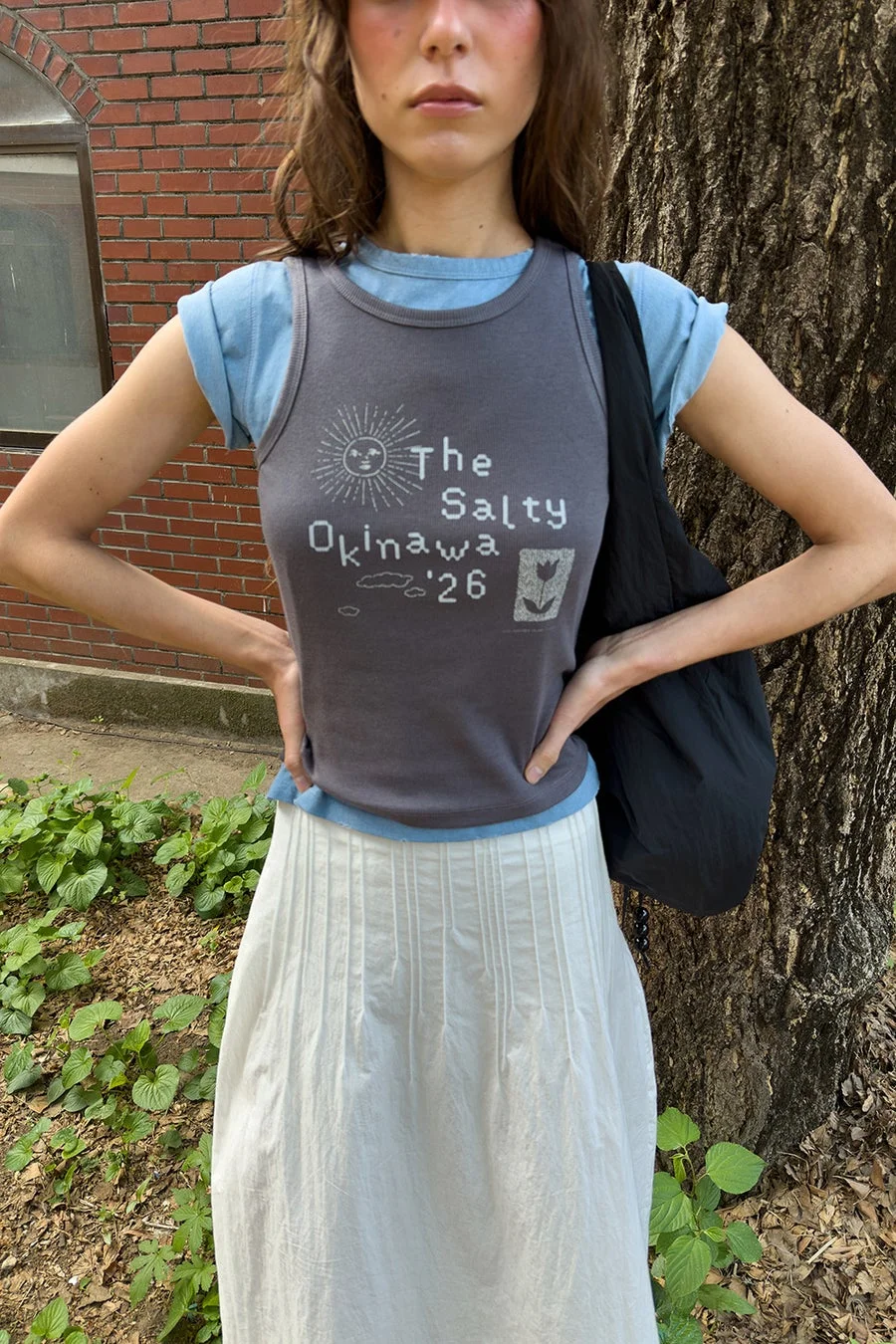 DIAGONALのトップスとスカートを着用した女性