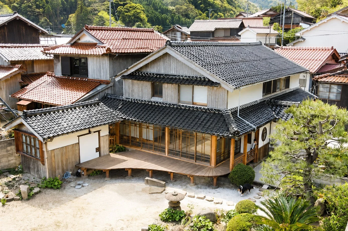 日本の伝統的な家屋が立ち並ぶ集落の風景
