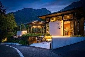 夜の帳が下りたモダンな建築物が美しくライトアップされた外観