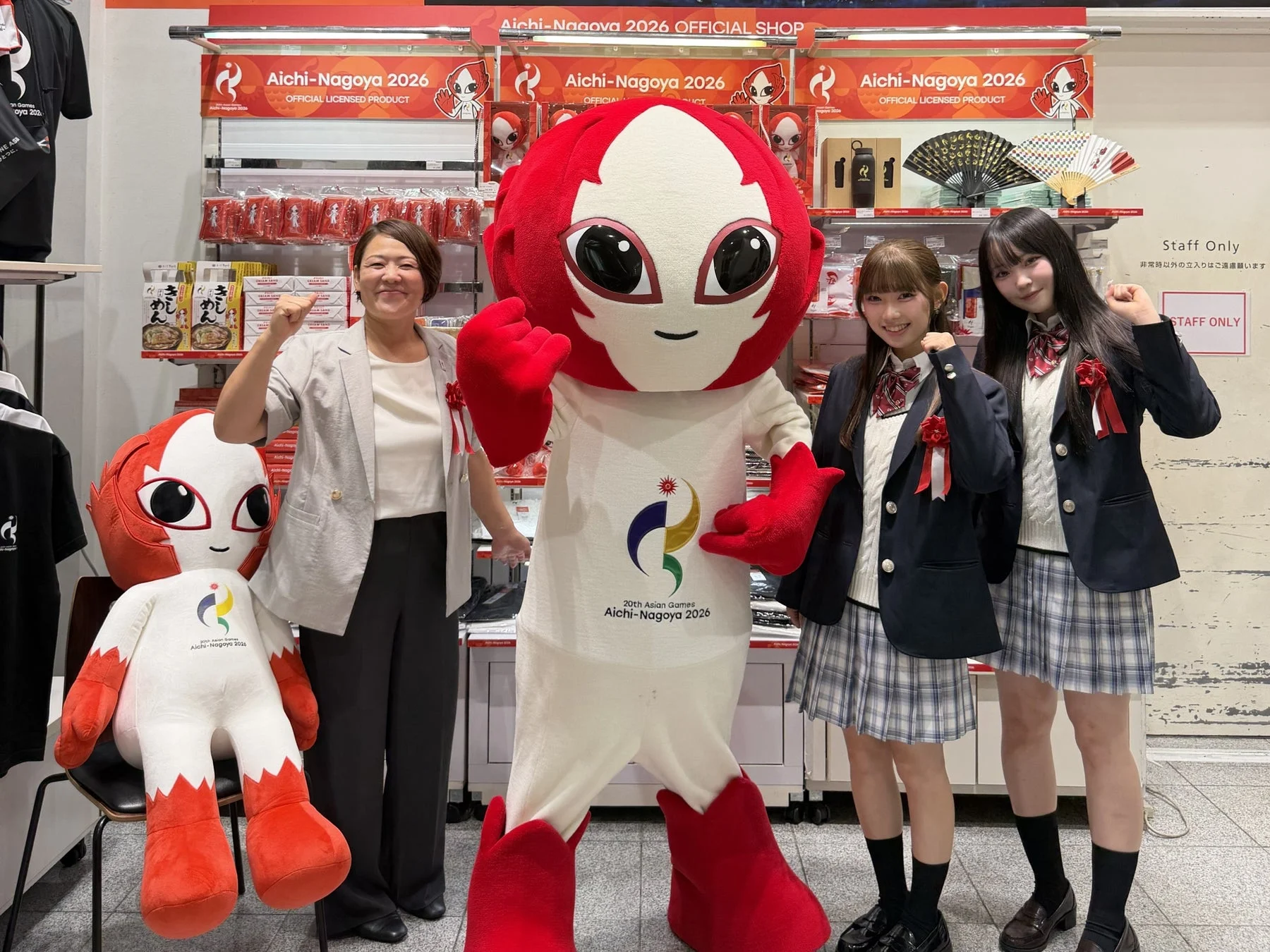 愛知・名古屋2026公式ショップでマスコットとゲストが記念撮影