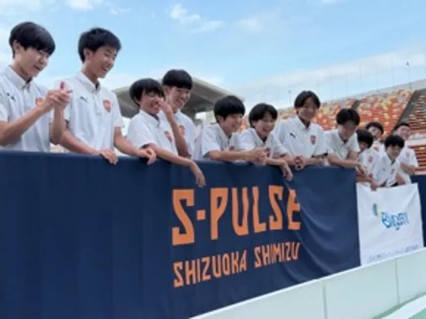OriHimeサッカーを通じて交流する選手たち