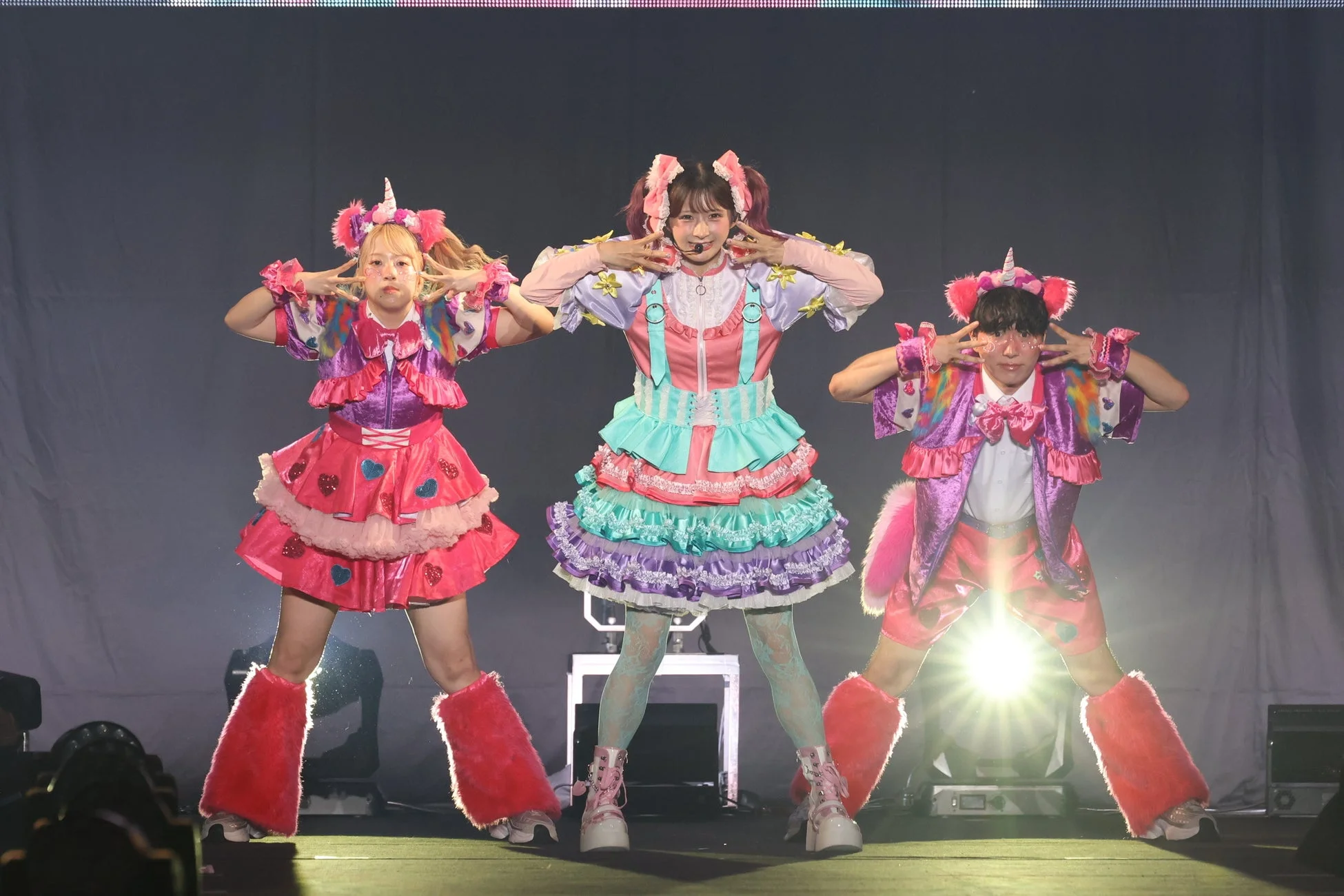 ステージ上の3人組