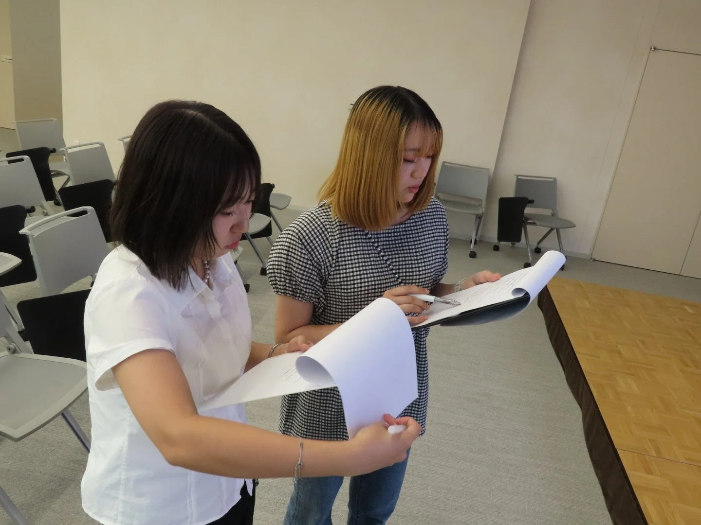 イベント運営について話し合う学生たち