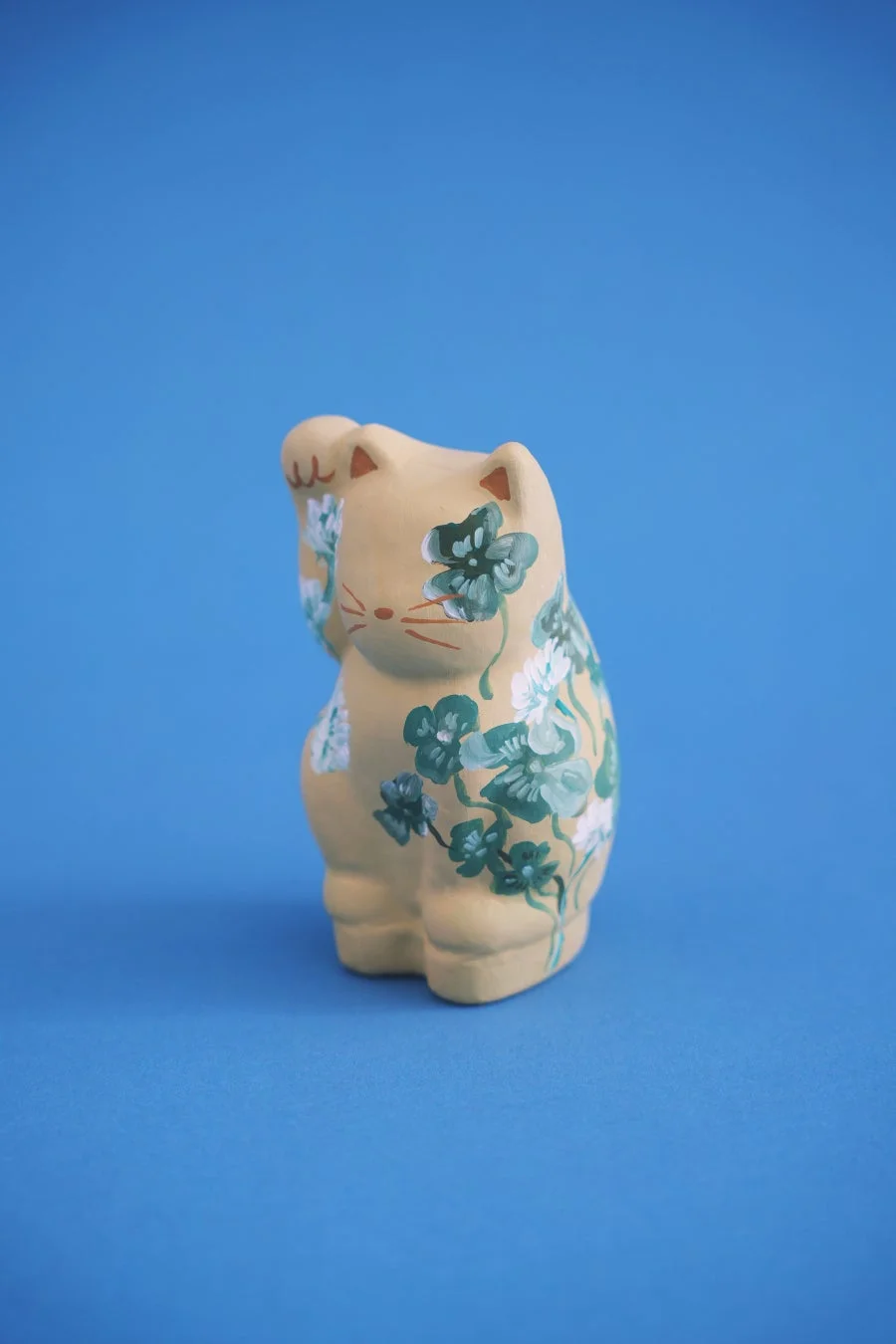 クリーム色の招き猫の置物