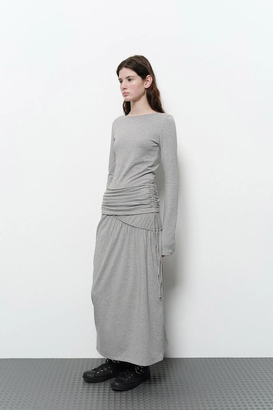 DIAGONALのセットアップを着用した女性