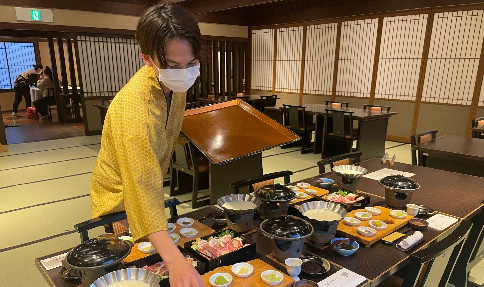 旅館で料理を準備するスタッフ
