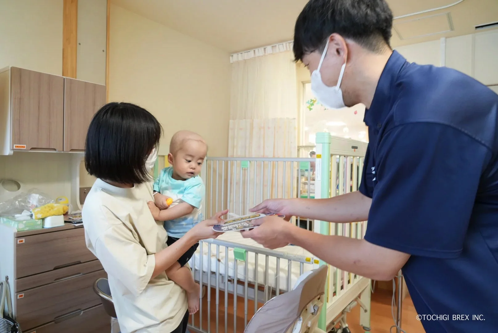 選手が病室で家族と交流する様子