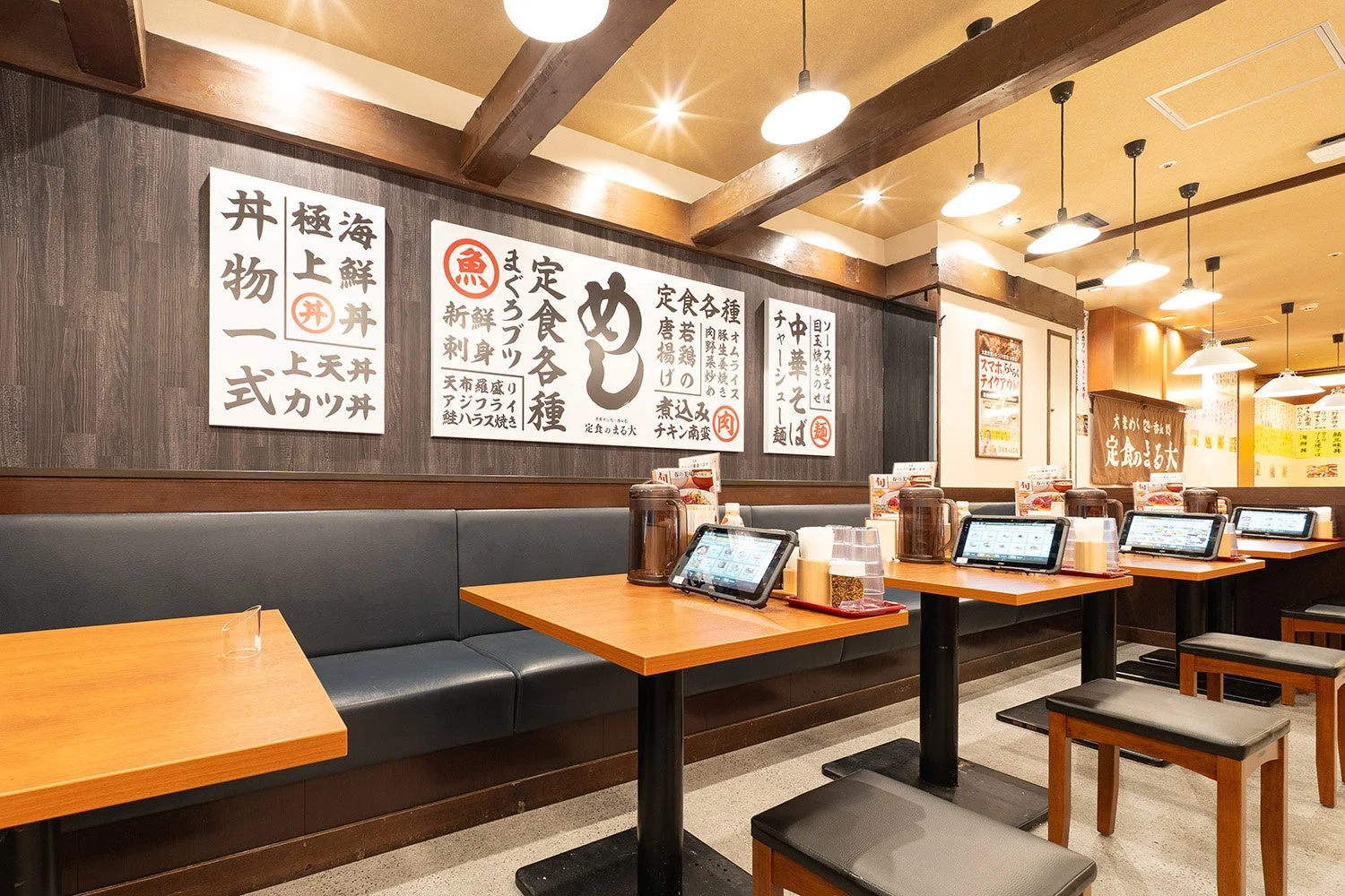 飲食店 レストラン 定食屋 和食 丼物 麺類 刺身 居酒屋 食事処 テーブル席 注文タブレット 内装 メニュー 明るい 清潔感 日本食