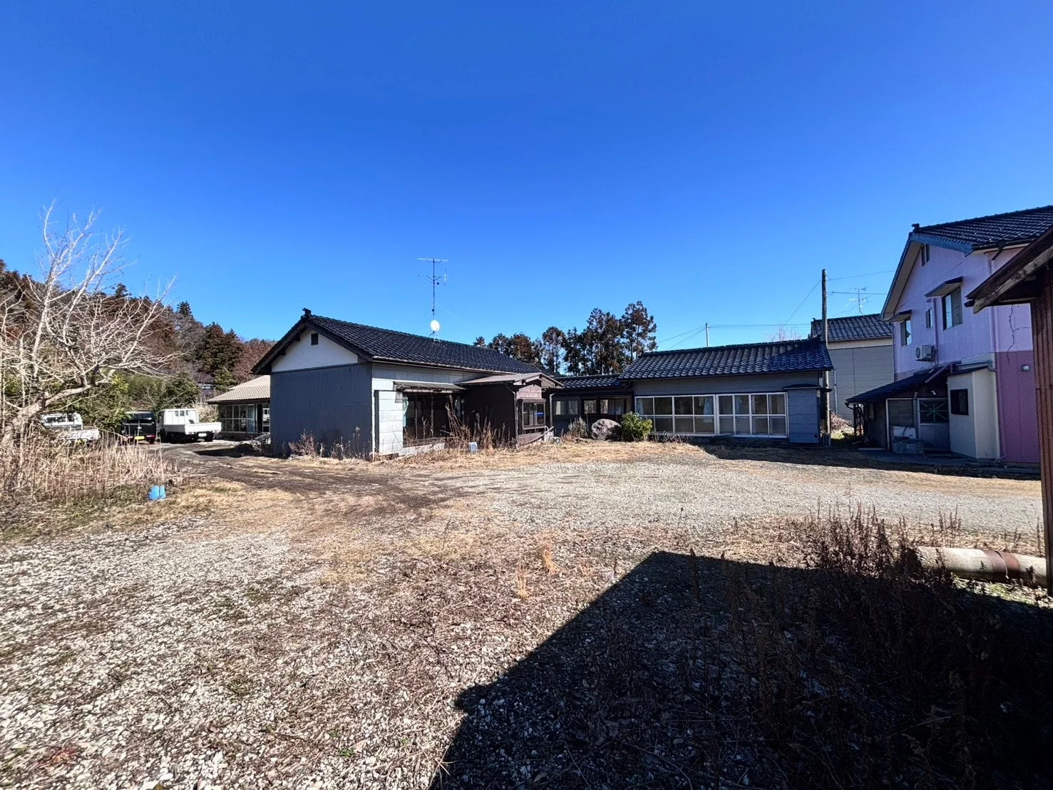 佐渡の広い空き地と家屋