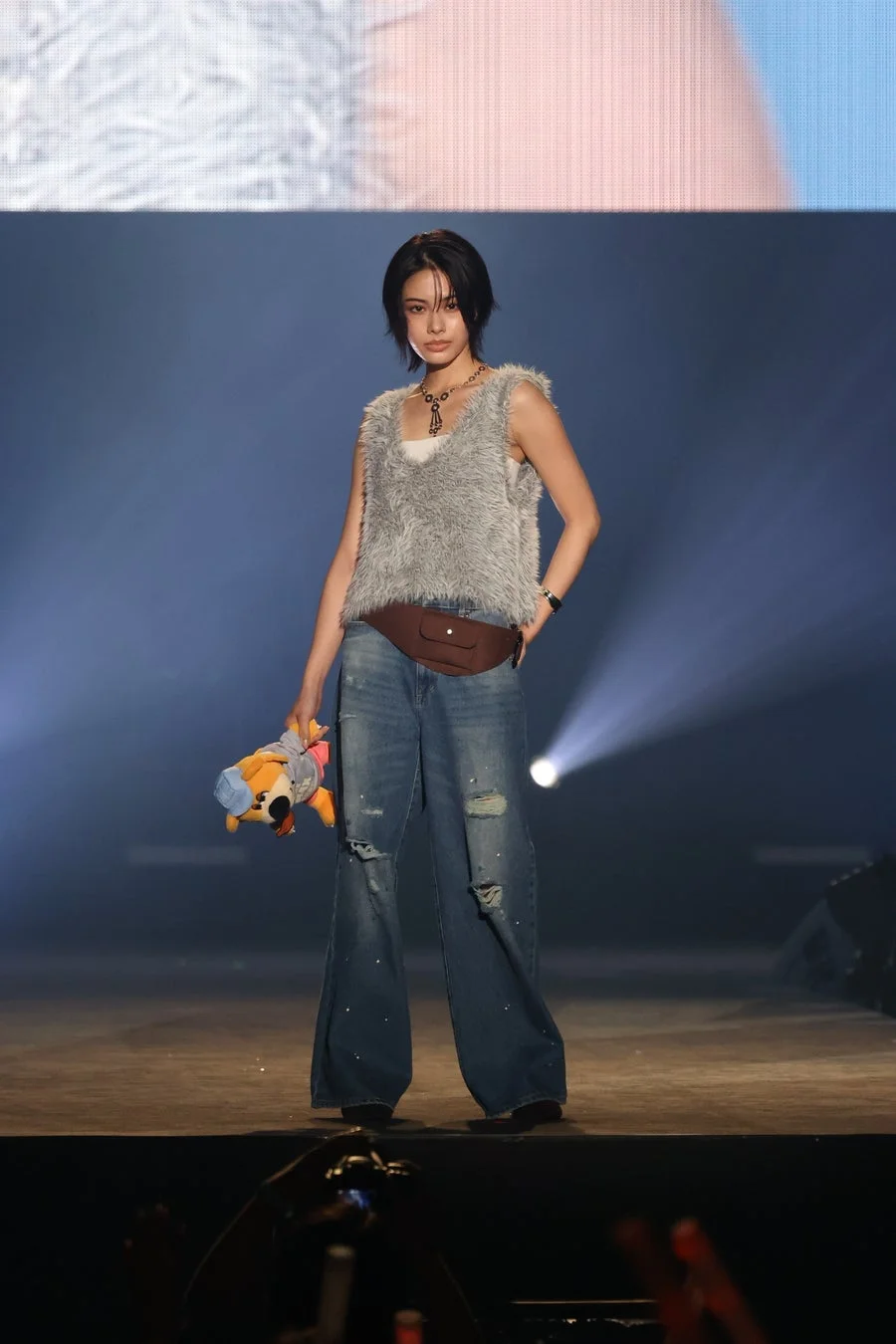 BAYFLOWのルックを着た安斉星来さん