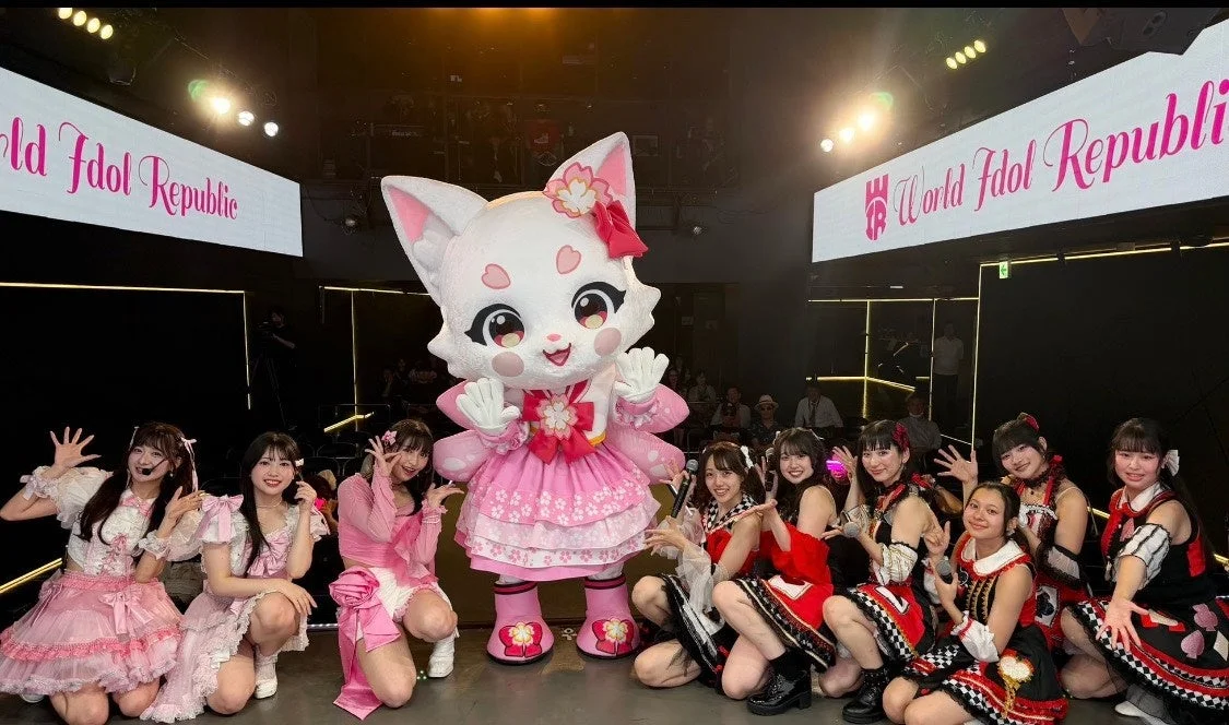 メインキャラクター「さくら」とアイドルグループ
