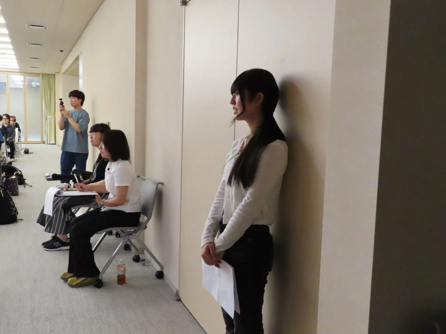 イベントでメモを取る学生