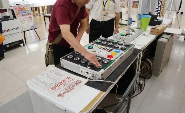 俊敏性測定器を体験する様子