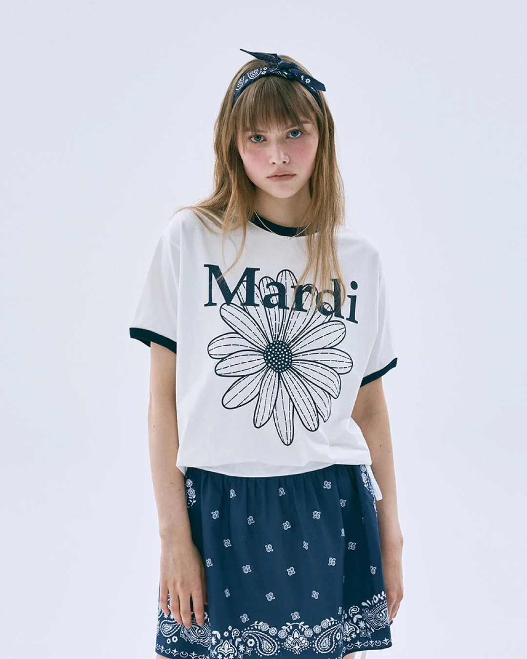 Mardi MercrediのデイジーTシャツとペイズリー柄スカートを着用した女性
