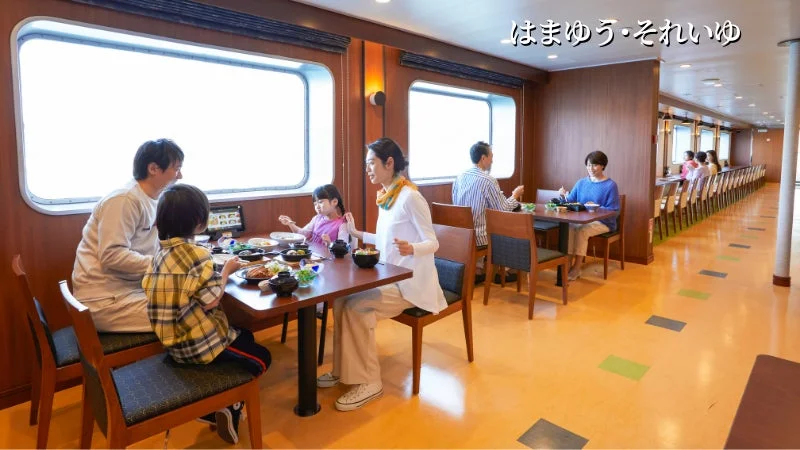 フェリー船内のレストランで食事を楽しむ家族