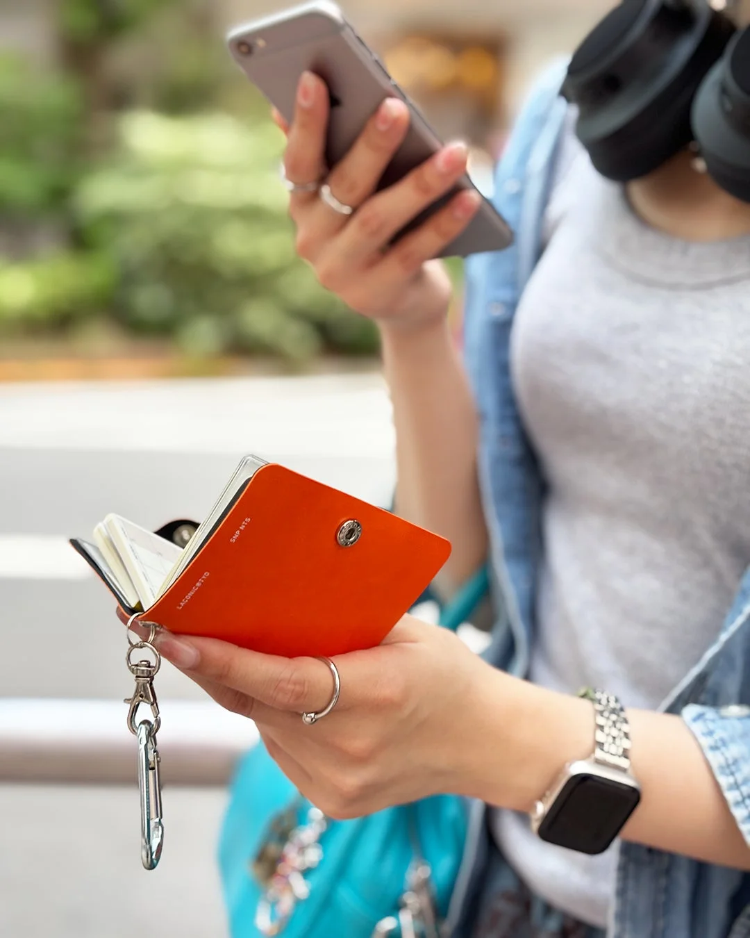 スマートフォンとSnapNotesを持つ女性