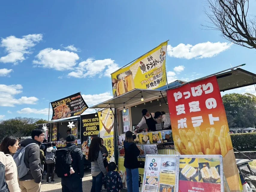 フードトラックが並ぶ賑やかなイベント風景