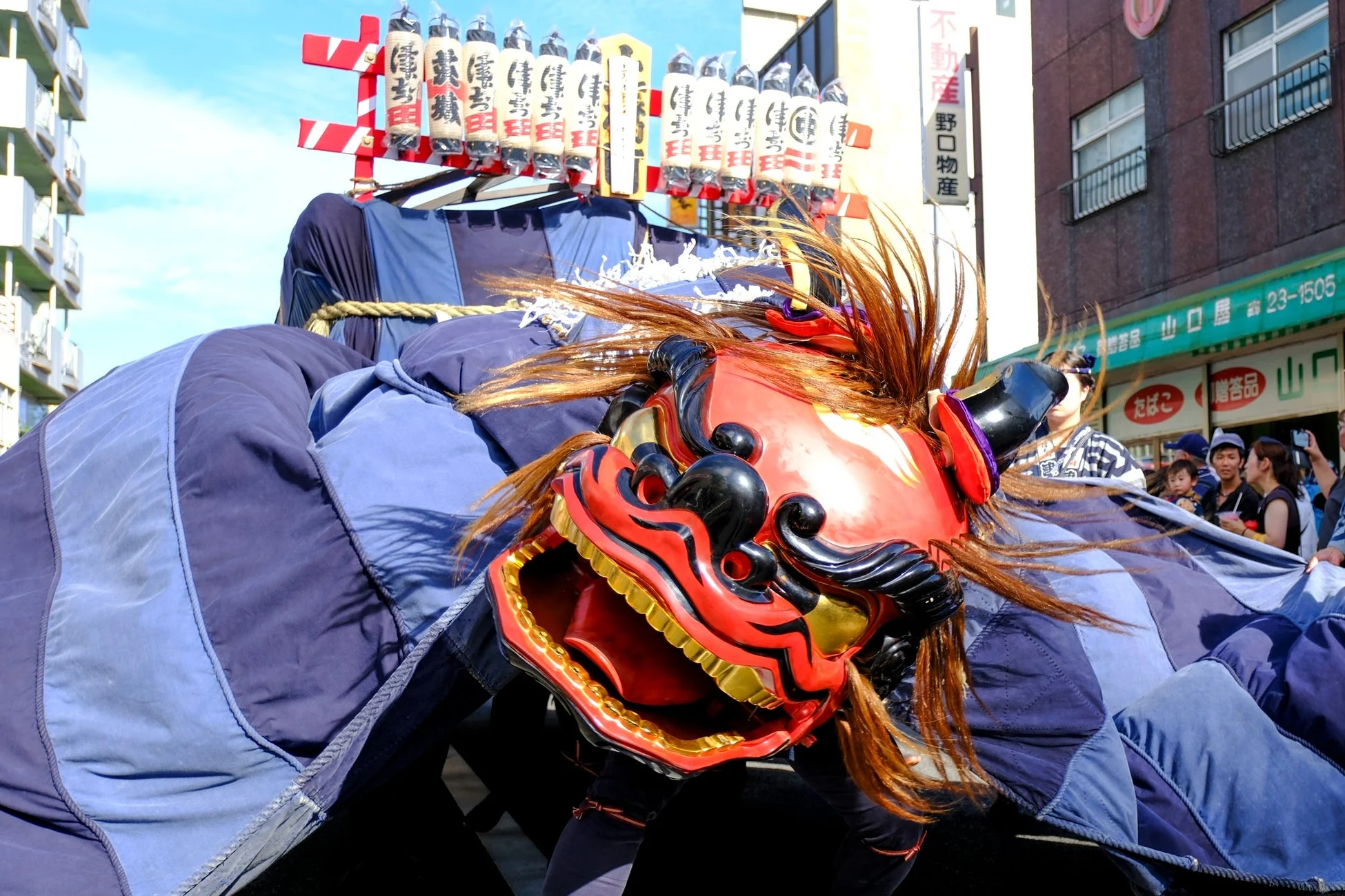 勇壮な獅子舞が練り歩く石岡のおまつり