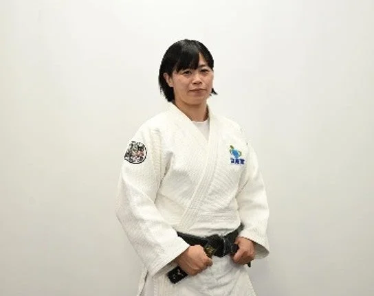 白い柔道着と黒帯を身につけた女性(濵田尚里さん)