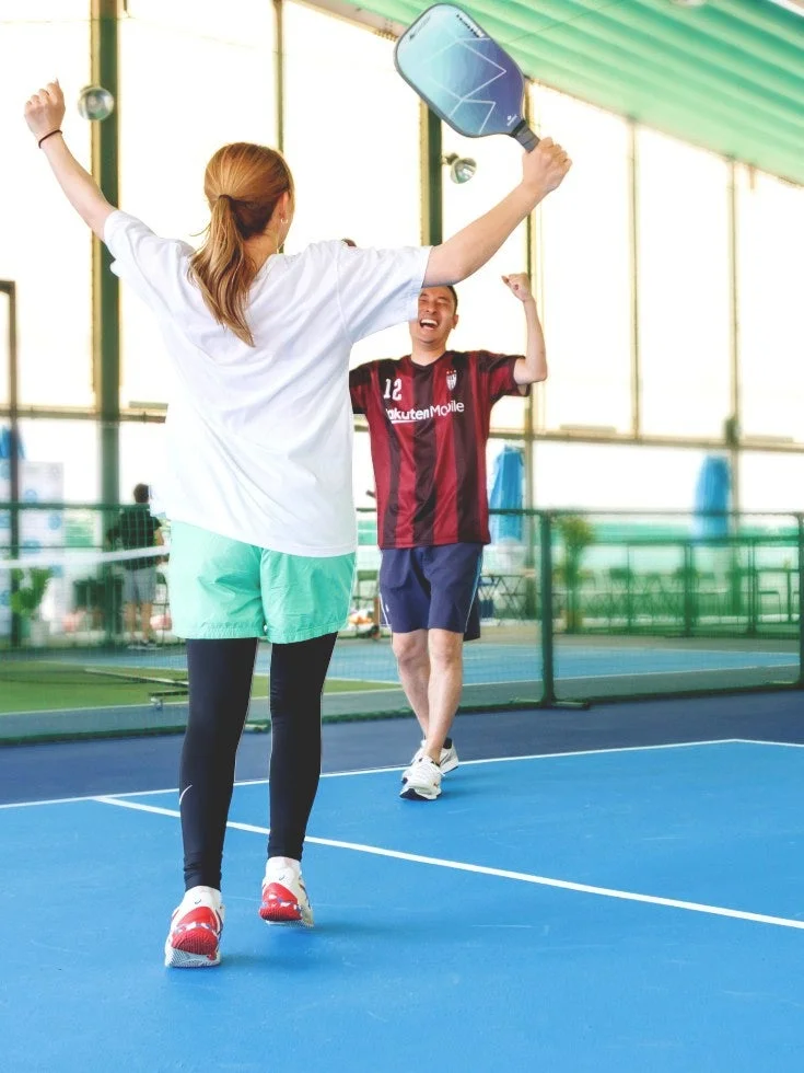 勝利を喜び合う男女