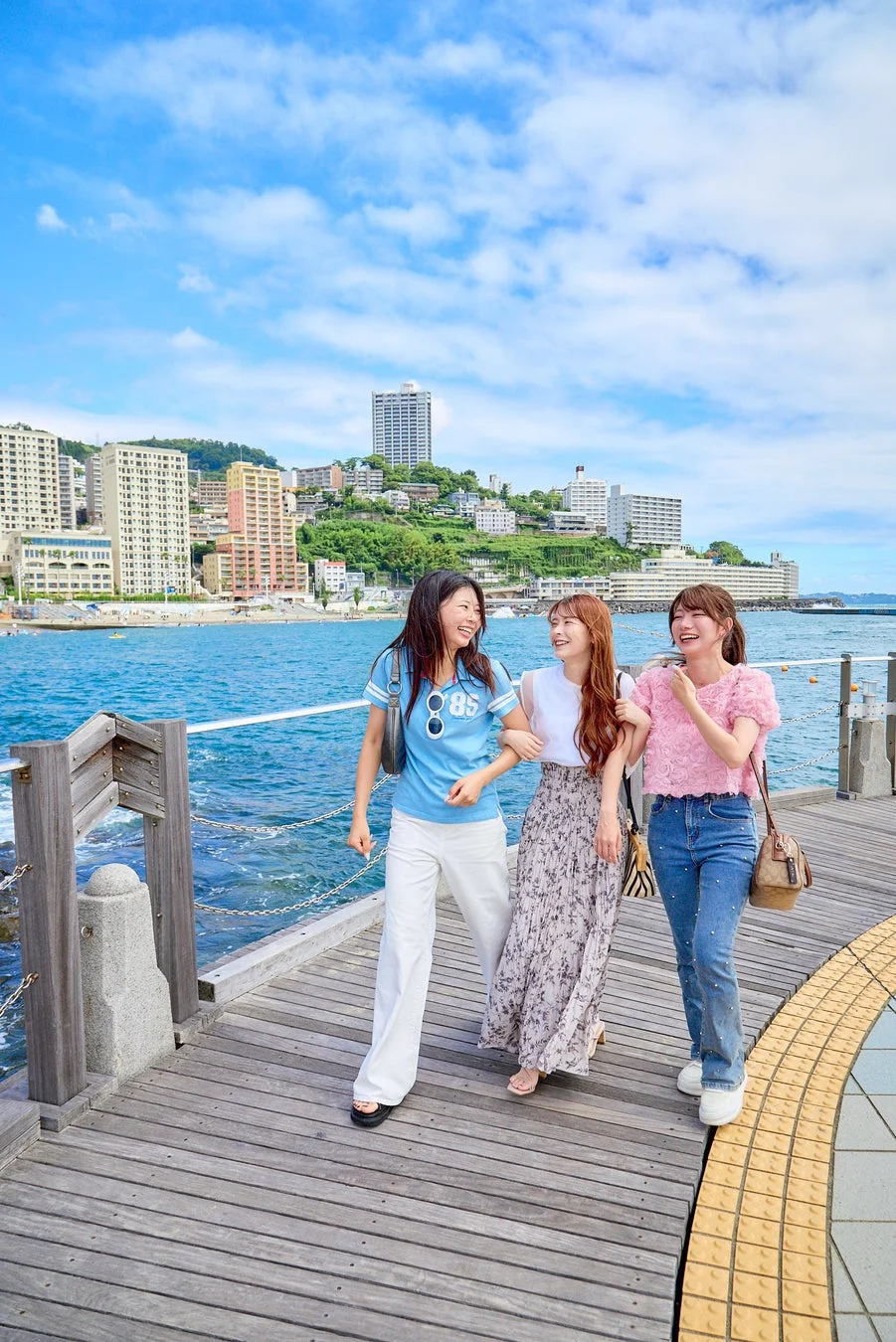 海辺を散策する3人の女性