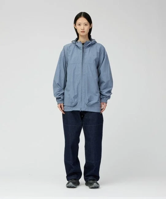 KASURI Ripstop Jacketを着た女性
