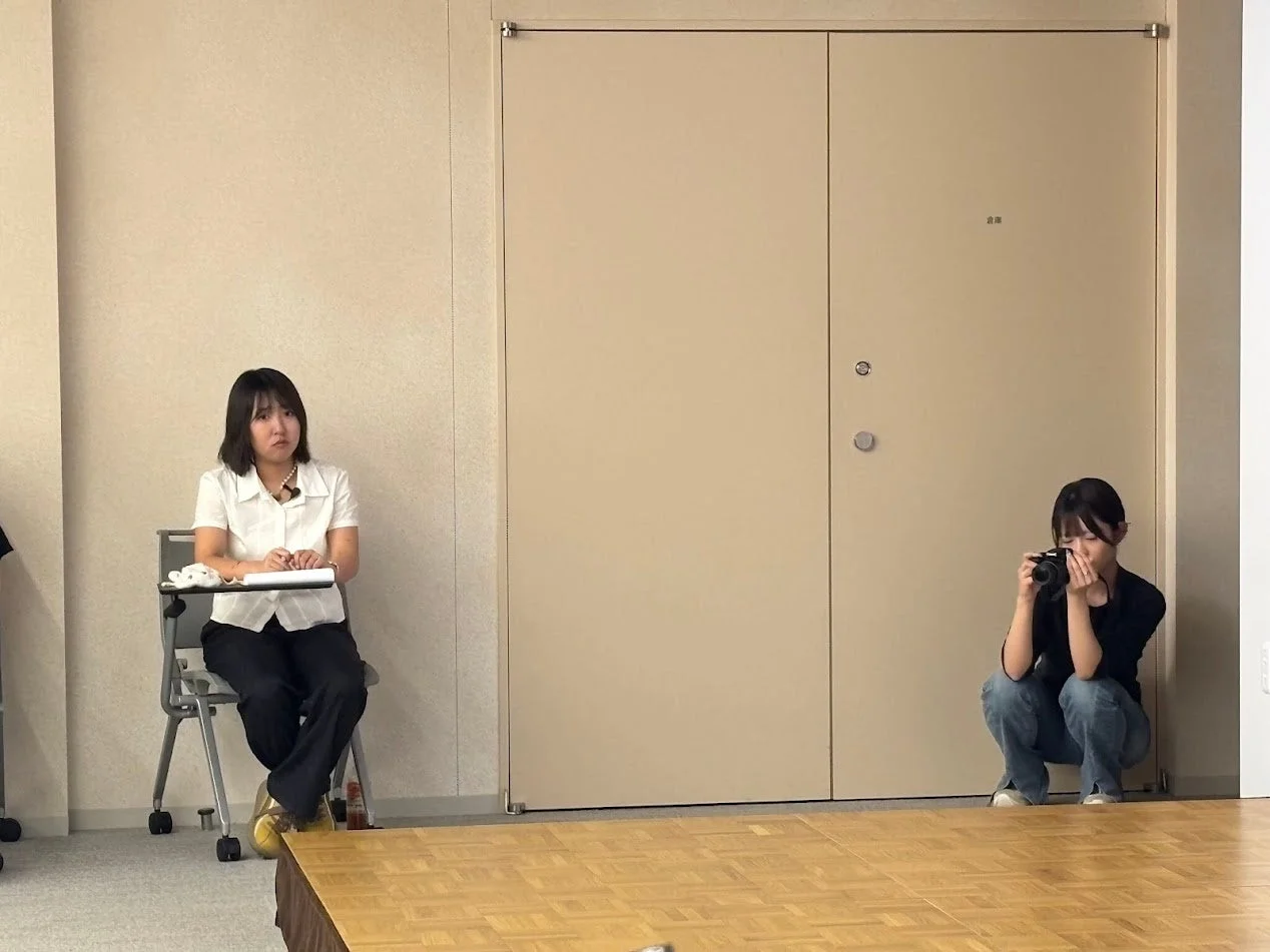 カメラを構える学生